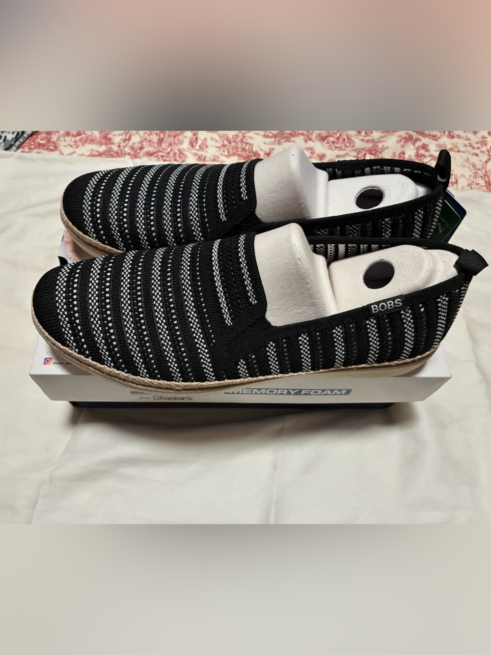 BOBs Women’s Slip on shoes in Black & White Stripes Sz 10